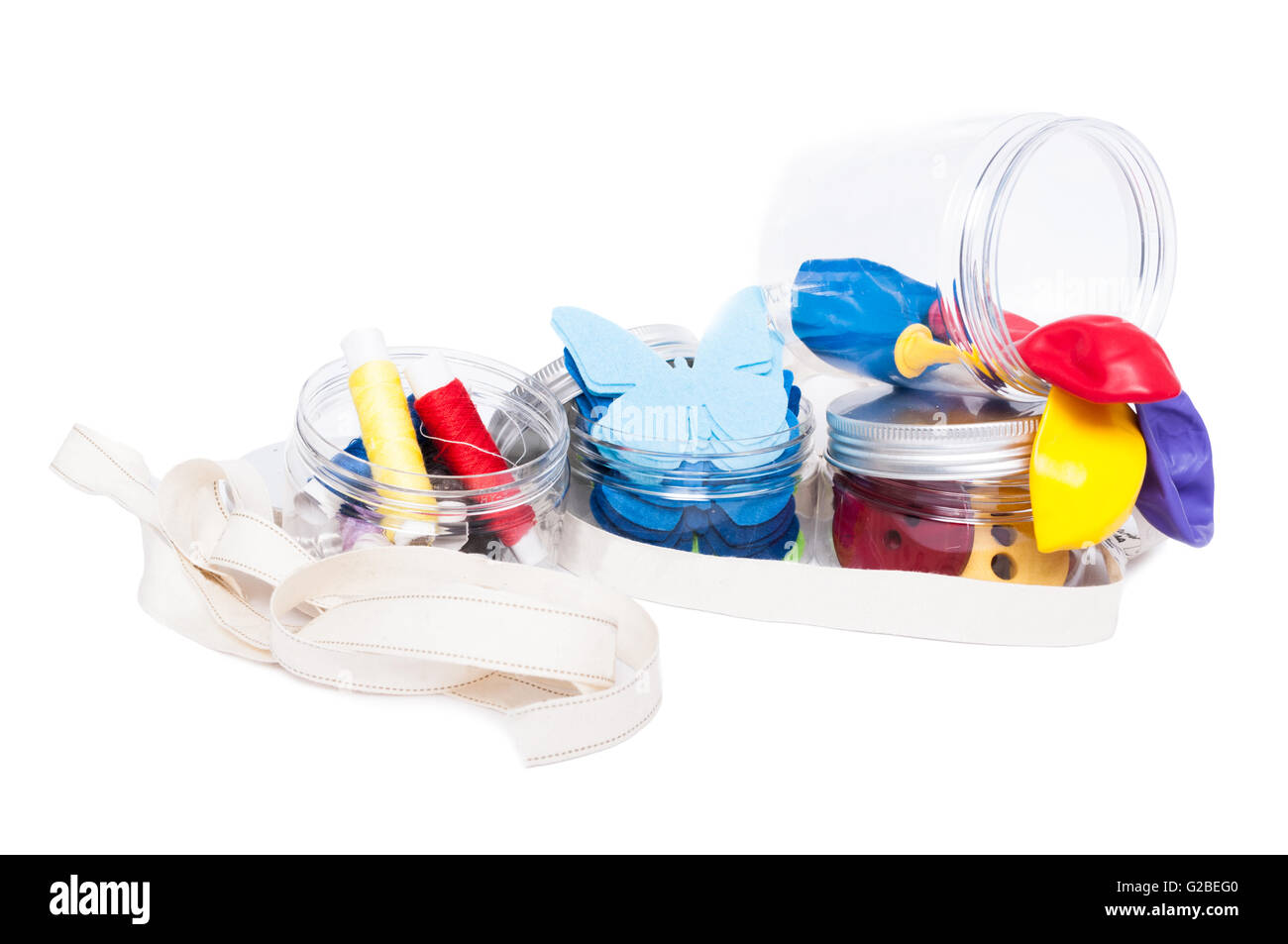 Arte e artigianato forniture fatte a mano come concetto di creatività in trasparente vasetti di plastica isolati su sfondo bianco Foto Stock