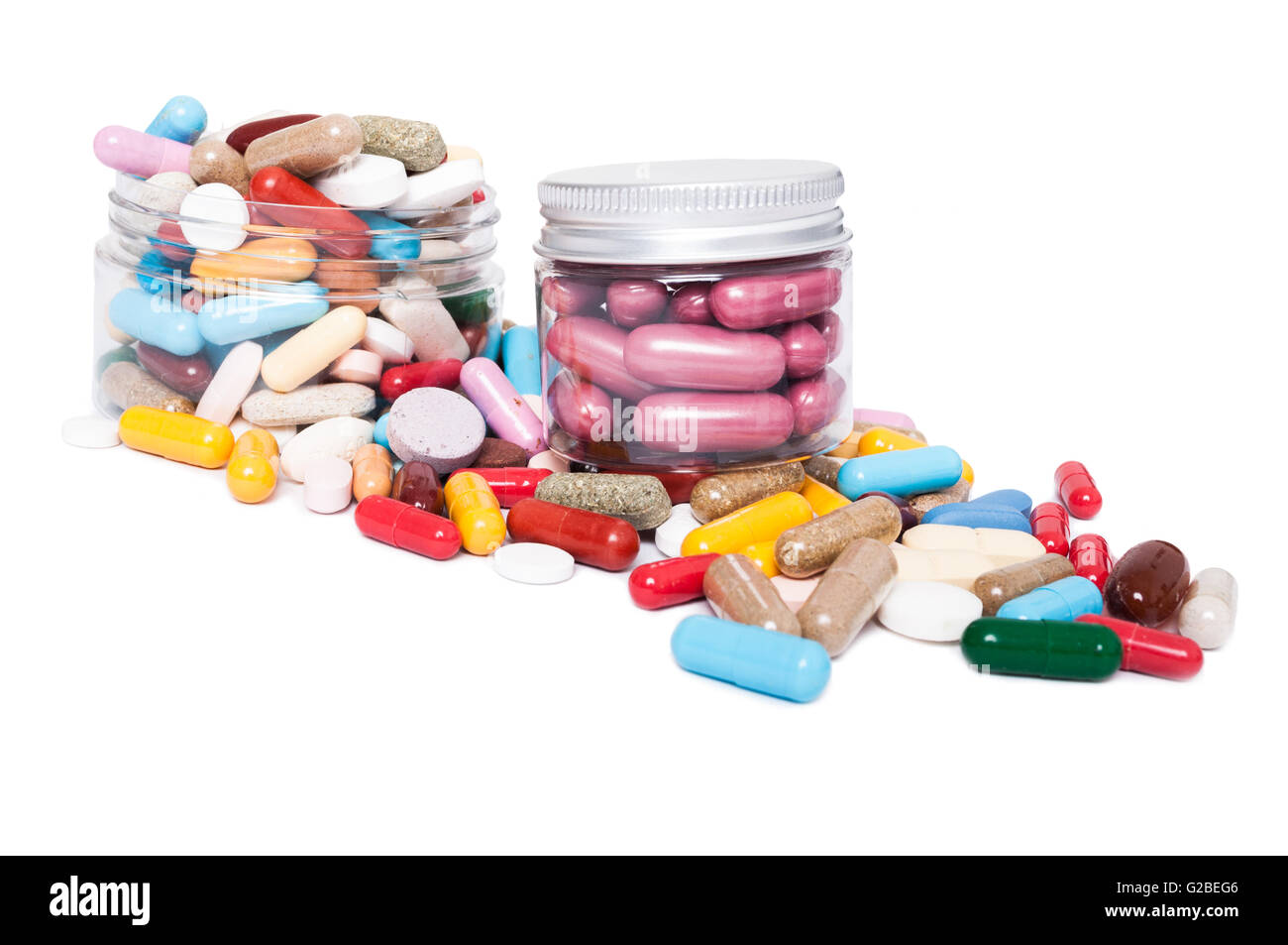 Vasetti o destinatario con molte pillole colorate isolato su bianco di sfondo per studio medico come concetto di presentazione Foto Stock
