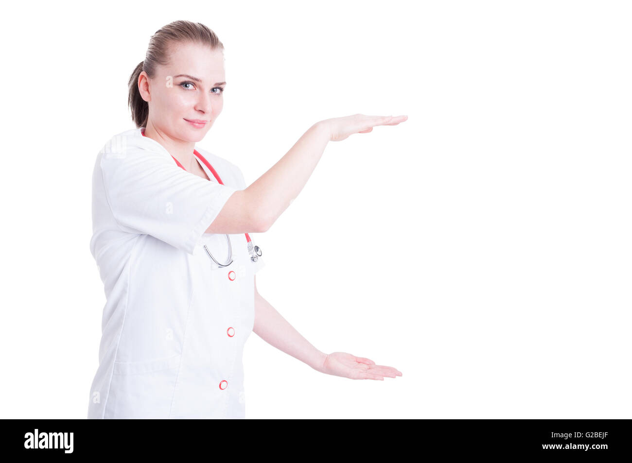 Medico donna azienda vuoto lo spazio pubblicitario zona isolata su sfondo bianco Foto Stock