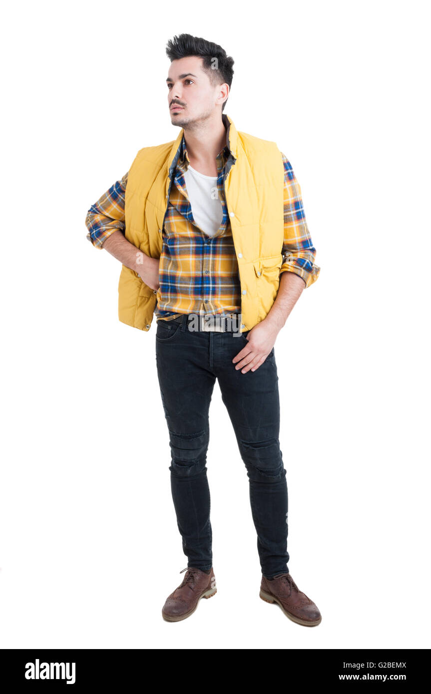 Moda Ritratto di giovane uomo nel quartiere alla moda di abbigliamento  casual in posa su bianco di sfondo per studio Foto stock - Alamy