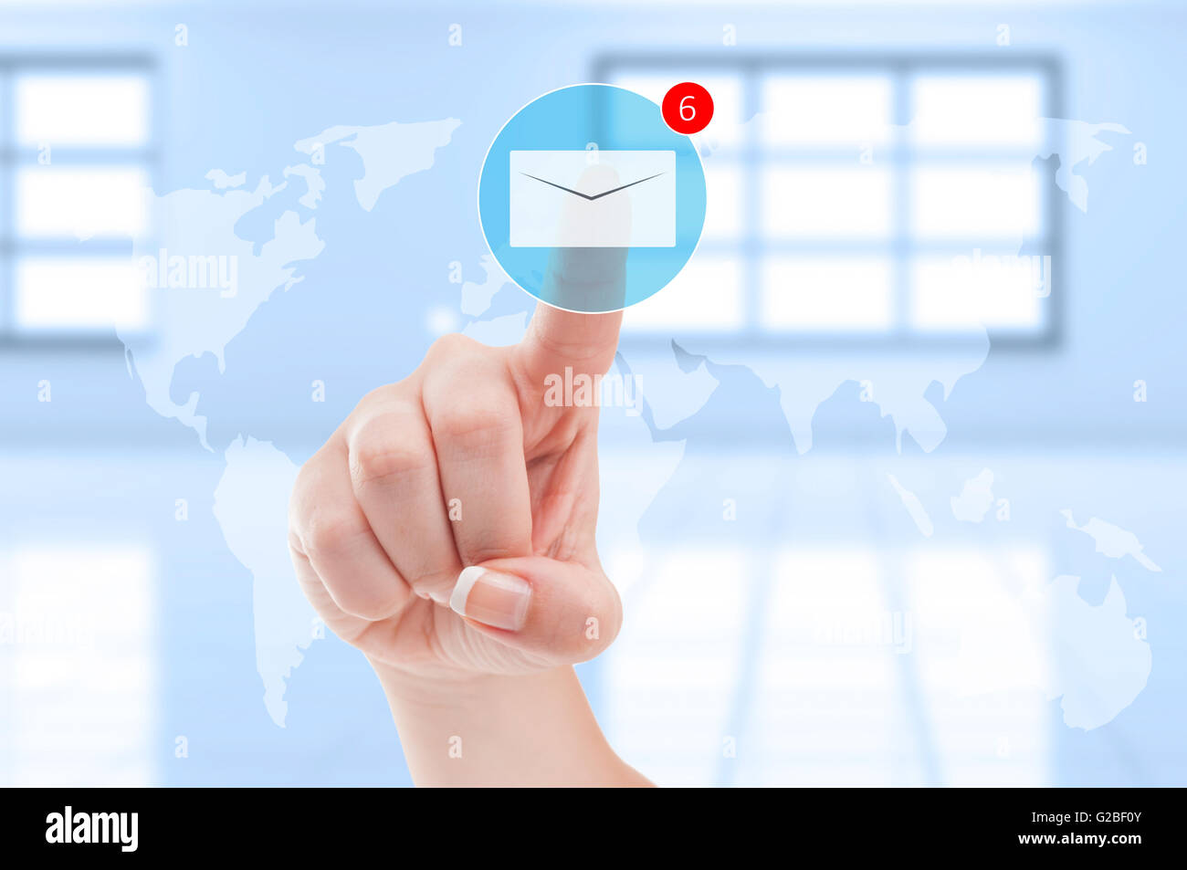 I nuovi messaggi di posta elettronica in arrivo concept futuristico con il dito premuto busta digitale su trasparente Schermo display digitale Foto Stock