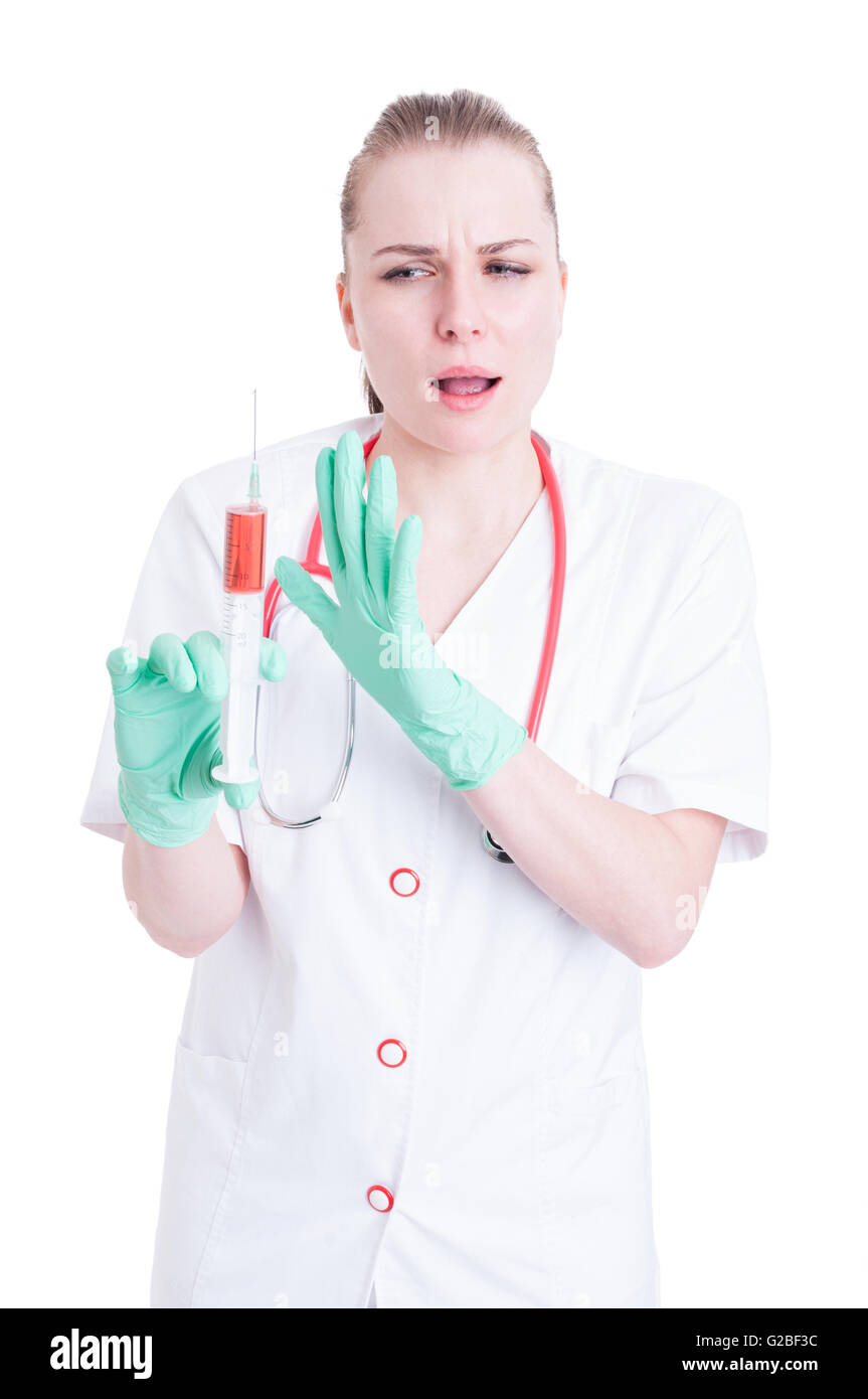 Donne medico di fare un gesto di rifiuto per la vaccinazione come ago fobia concetto isolato su sfondo bianco Foto Stock