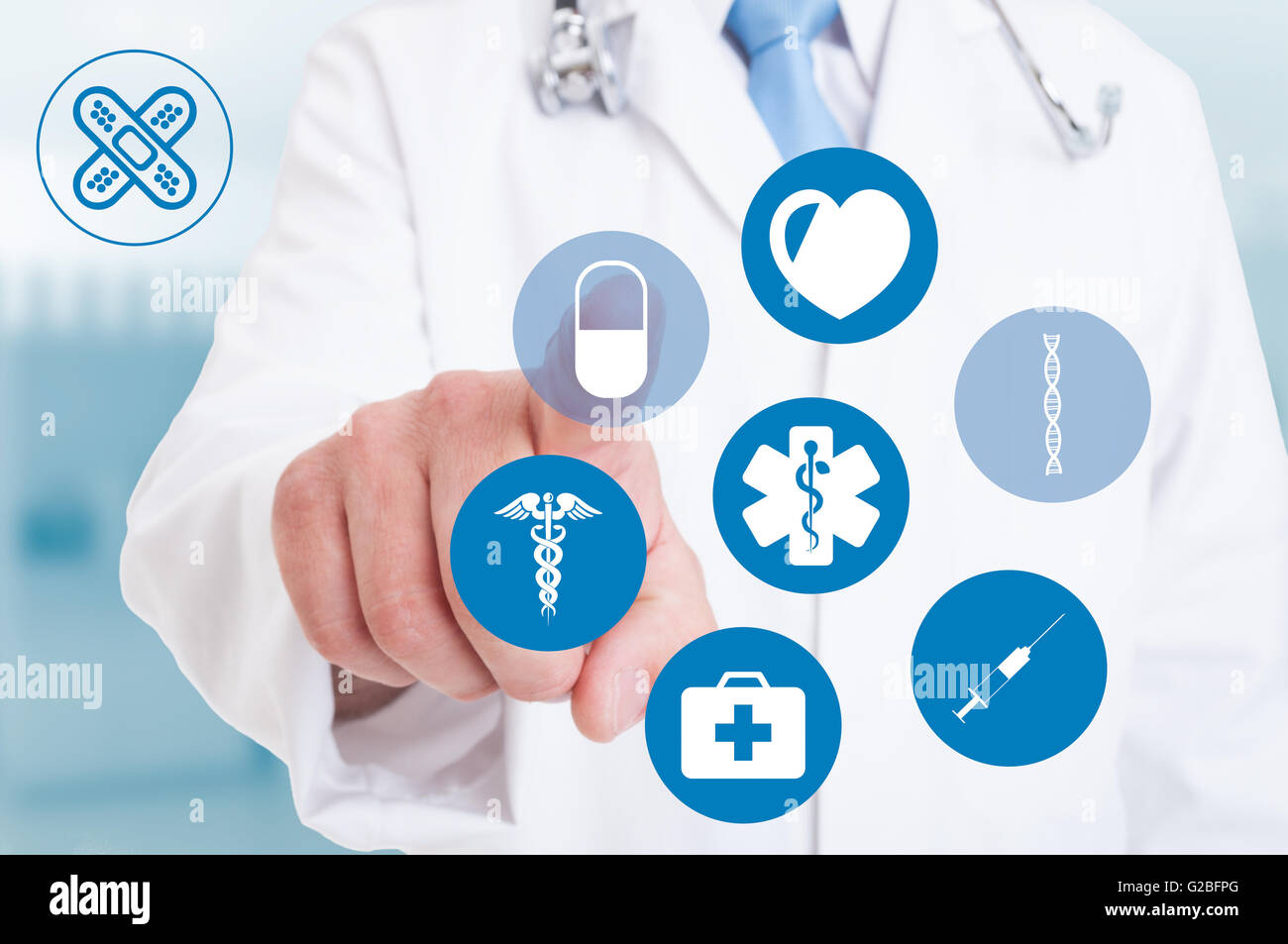 Medico puntare il dito sui servizi sanitari icone come la medicina moderna concetto tecnologico Foto Stock