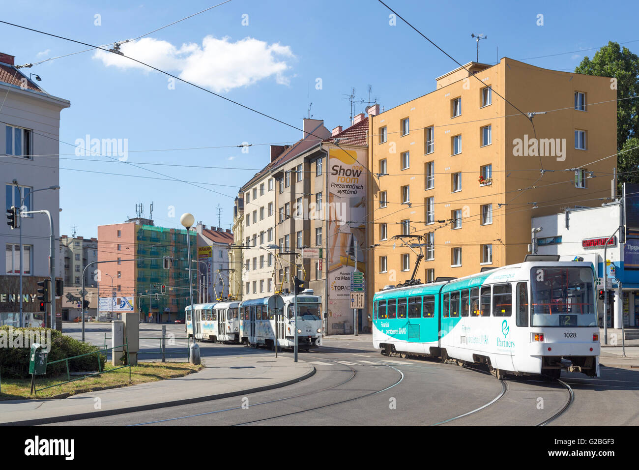 Trolley bus tram e dipinto di blocchi di appartamenti, Brno, Repubblica Ceca, Europa Foto Stock