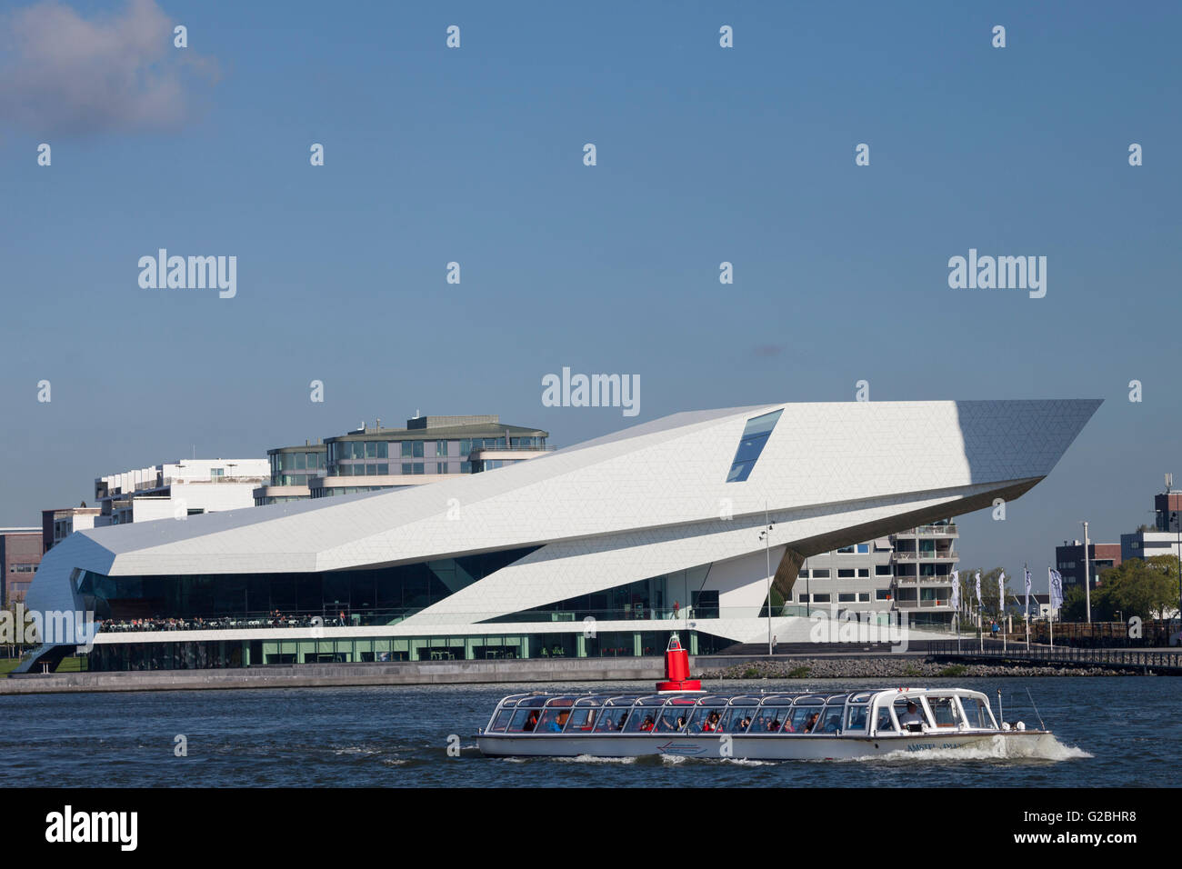 Occhio film museum, davanti a canal boat, Amsterdam, Olanda Settentrionale provincia, Paesi Bassi Foto Stock