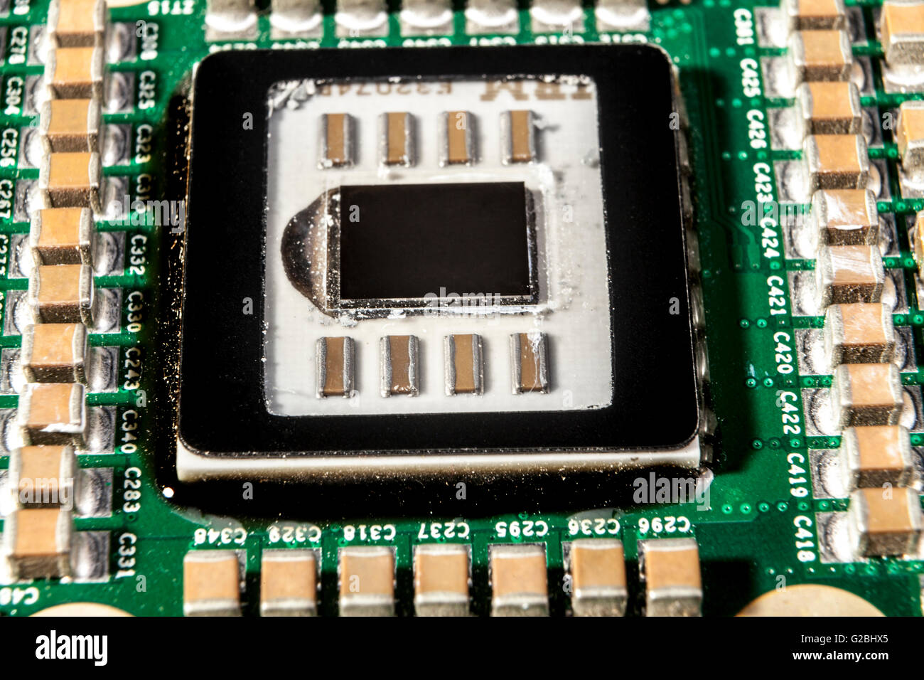 Piccoli componenti elettronici sulla scheda di circuiti verde macro closeup Foto Stock