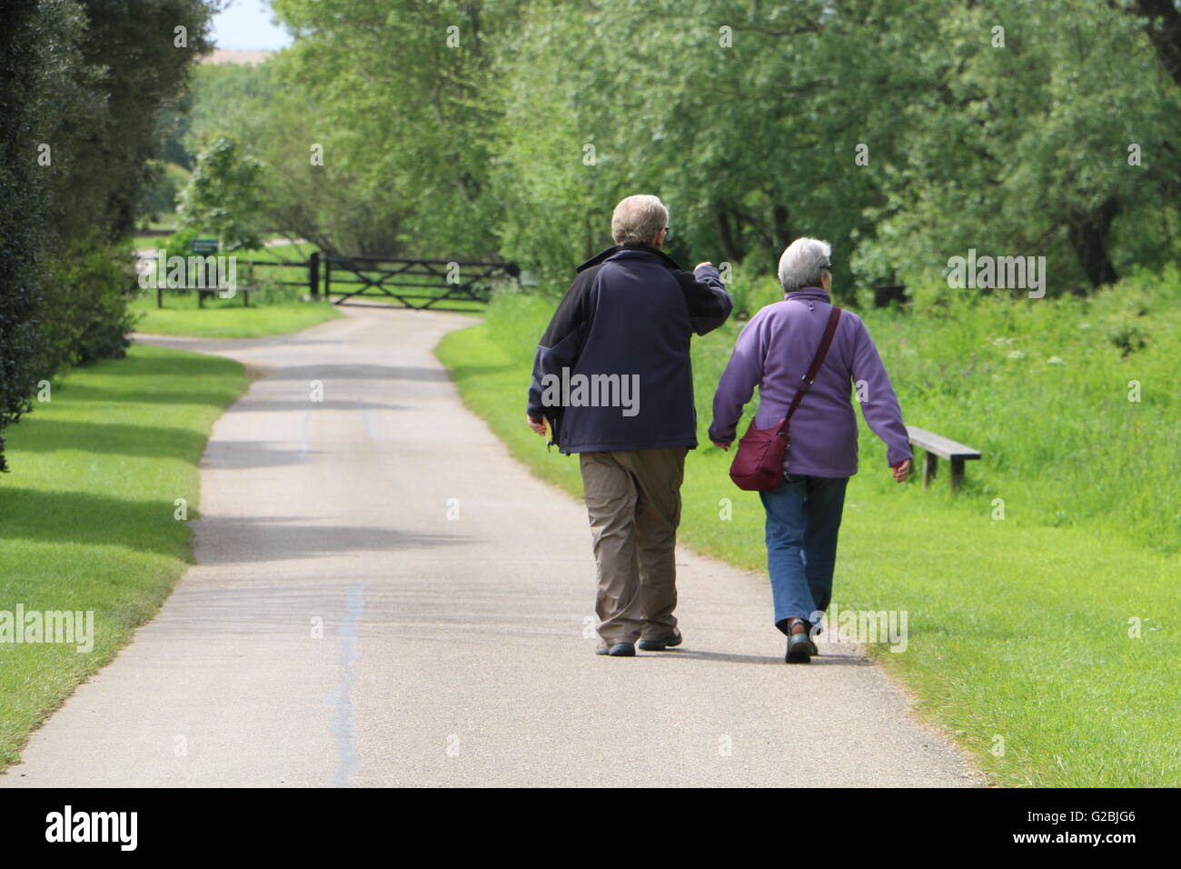 Coppia senior a piedi nella campagna di Dorset Foto Stock