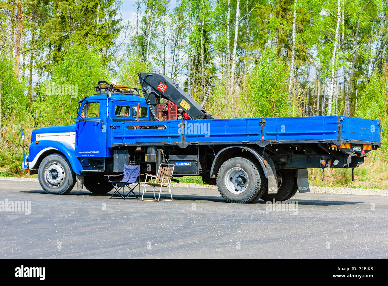 Emmaboda, Svezia - 14 Maggio 2016: la foresta e il trattore (Skog och traktor) fiera. Classic Vintage carrello, azzurro e bianco 1965 Scania Foto Stock