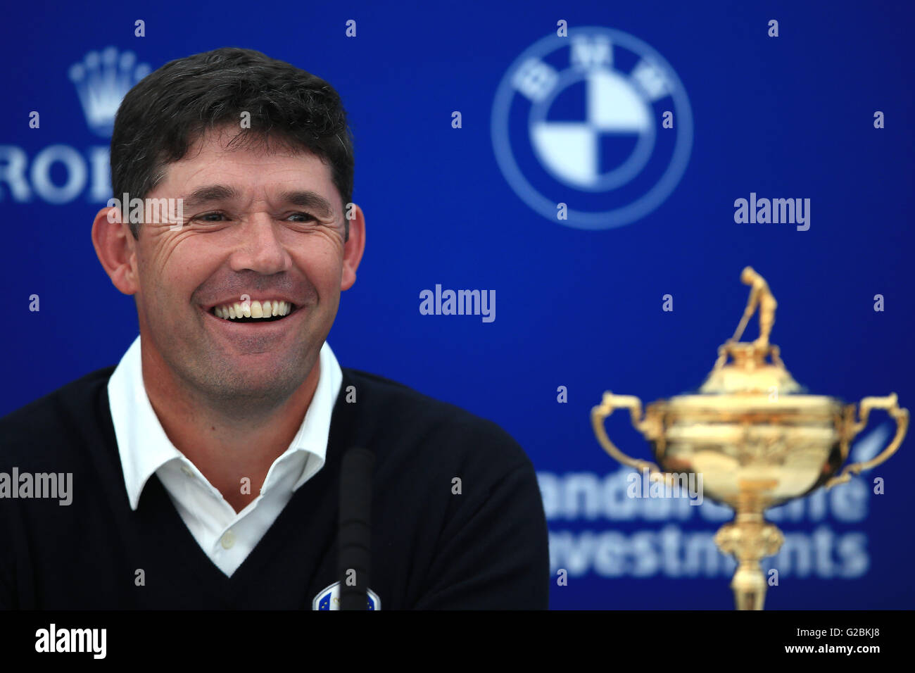 Irlandese Padraig Harrington in occasione di una conferenza stampa in cui è stato nominato vice-capitano, a fianco della Scozia Paul Lawrie e Danimarca Thomas Bjorn da Darren Clarke, capitano europeo per il 2016 Ryder Cup come i suoi primi tre Vice Capitani per il concorso contro gli Stati Uniti a Hezeltine National Golf Club questo settembre durante il giorno due del BMW PGA Championship di Wentworth Club, Windsor. Foto Stock