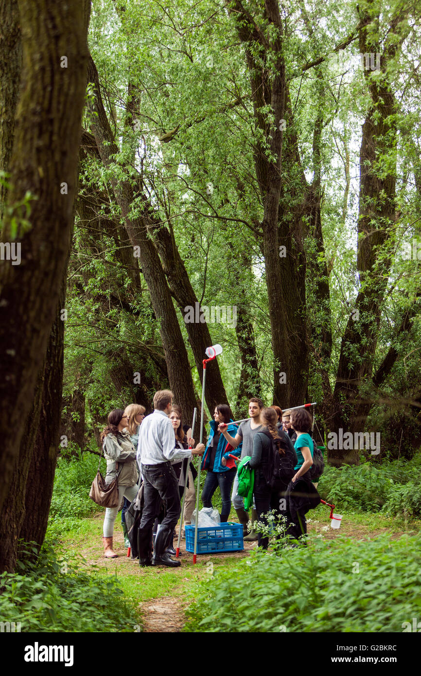 Il prof. Il Dr. Jens Boenigk e biologi durante una gita in una zona di conservazione sul Basso Reno. Foto Stock