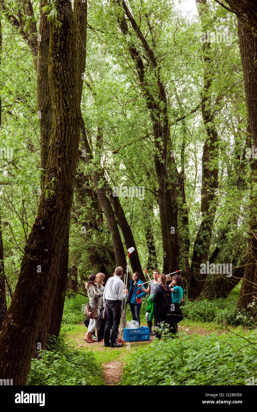 Il prof. Il Dr. Jens Boenigk e biologi durante una gita in una zona di conservazione sul Basso Reno. Foto Stock