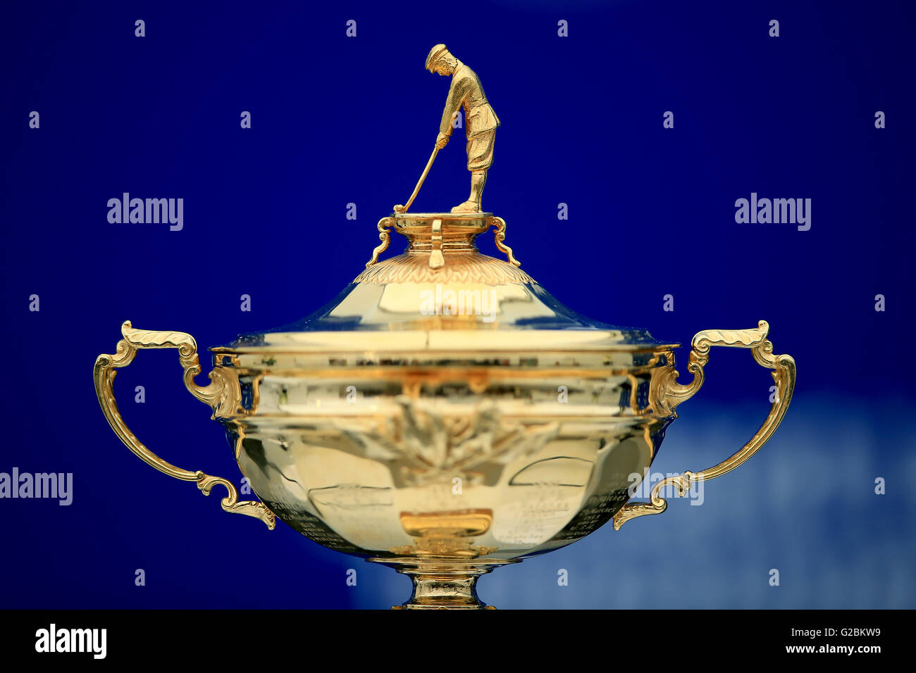 La Ryder Cup sul display durante una conferenza stampa in cui capitano europeo per il 2016 Ryder Cup, Darren Clarke, ha annunciato la Danimarca Thomas Bjorn, Irlanda's Padraig Harrington e della Scozia Paul Lawrie come i suoi primi tre Vice Capitani per il concorso contro gli Stati Uniti a Hezeltine National Golf Club questo settembre durante il giorno due del BMW PGA Championship di Wentworth Club, Windsor. Foto Stock