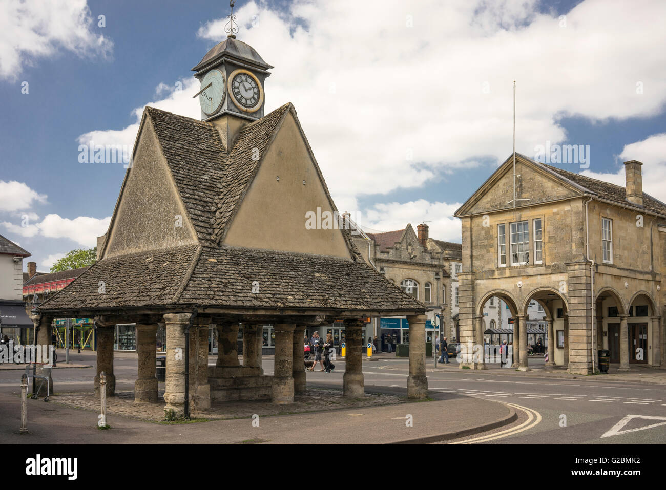 La Buttercross e il Municipio in piazza del mercato di Witney, nell'Oxfordshire Foto Stock