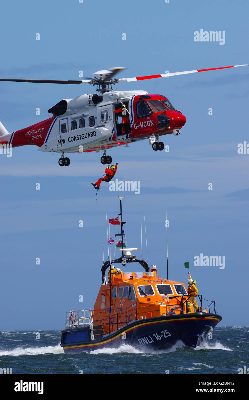 Sikorski S92 G-MCGK e Moelfre Lifeboat, Moelfre, Anglesey, Galles del Nord, Regno Unito. Foto Stock