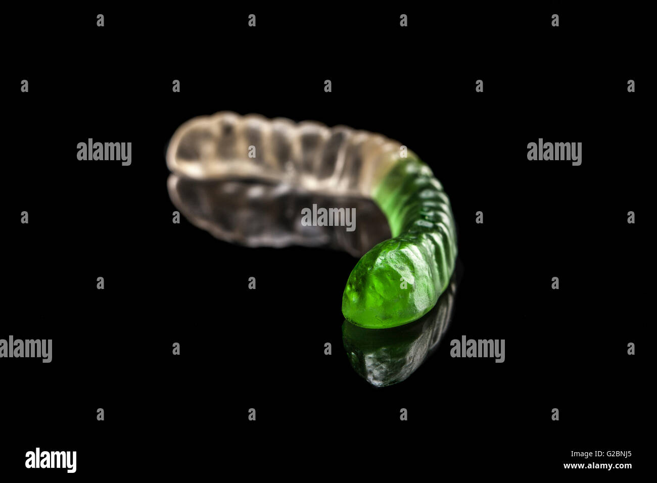 Jelly worm isolati su sfondo nero con riflessione Foto Stock