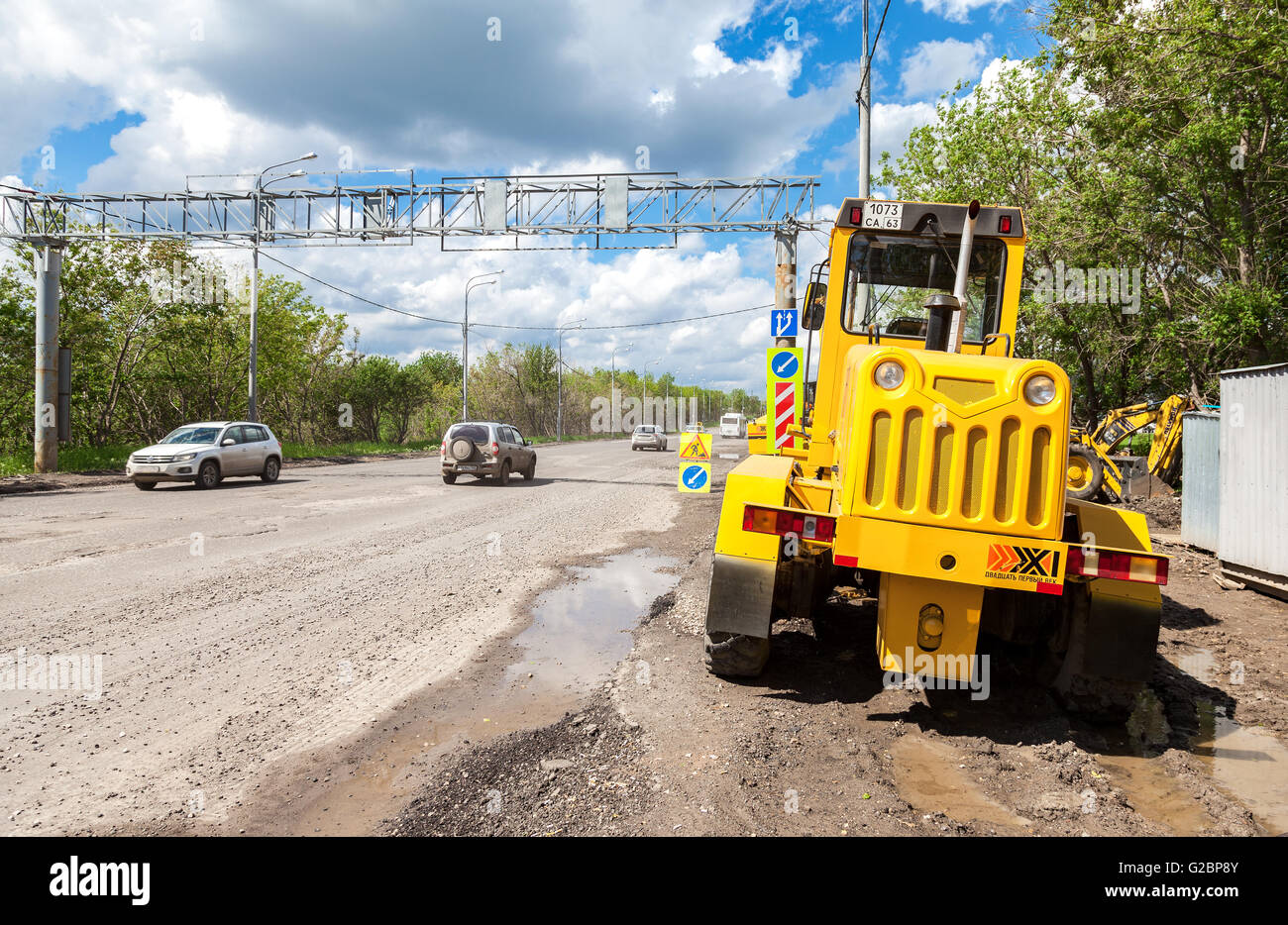 Macchinari pesanti costruzione parcheggiata vicino all'sotto costruzione road Foto Stock