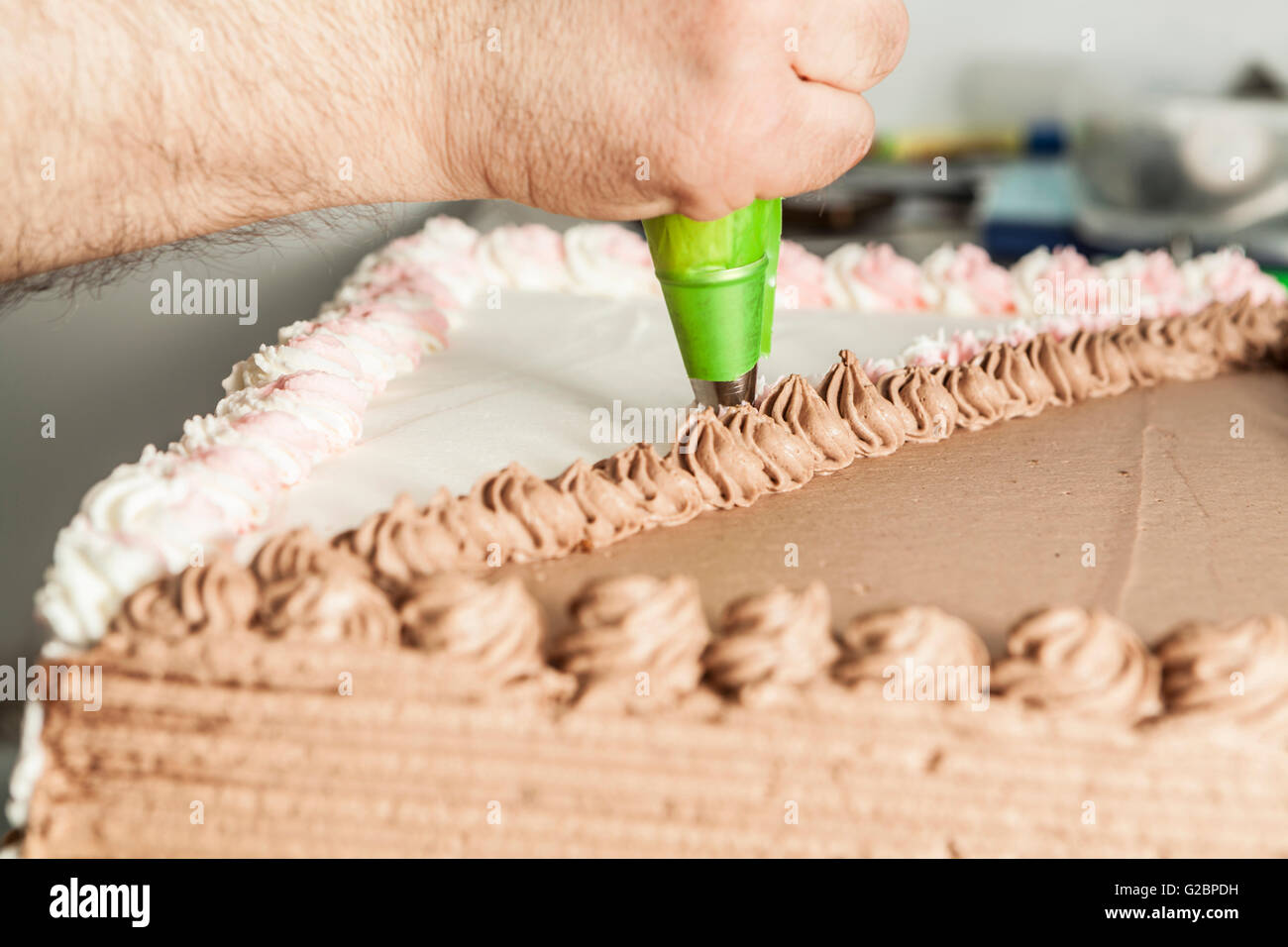 Decorazione a mano una deliziosa torta dolce per me Foto Stock