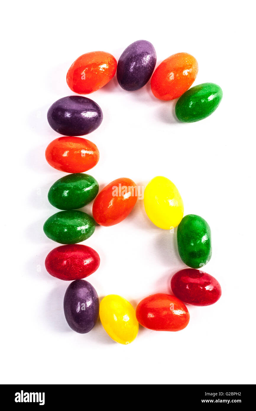 Numero 6 di caramelle isolato su sfondo bianco con ombra Foto Stock