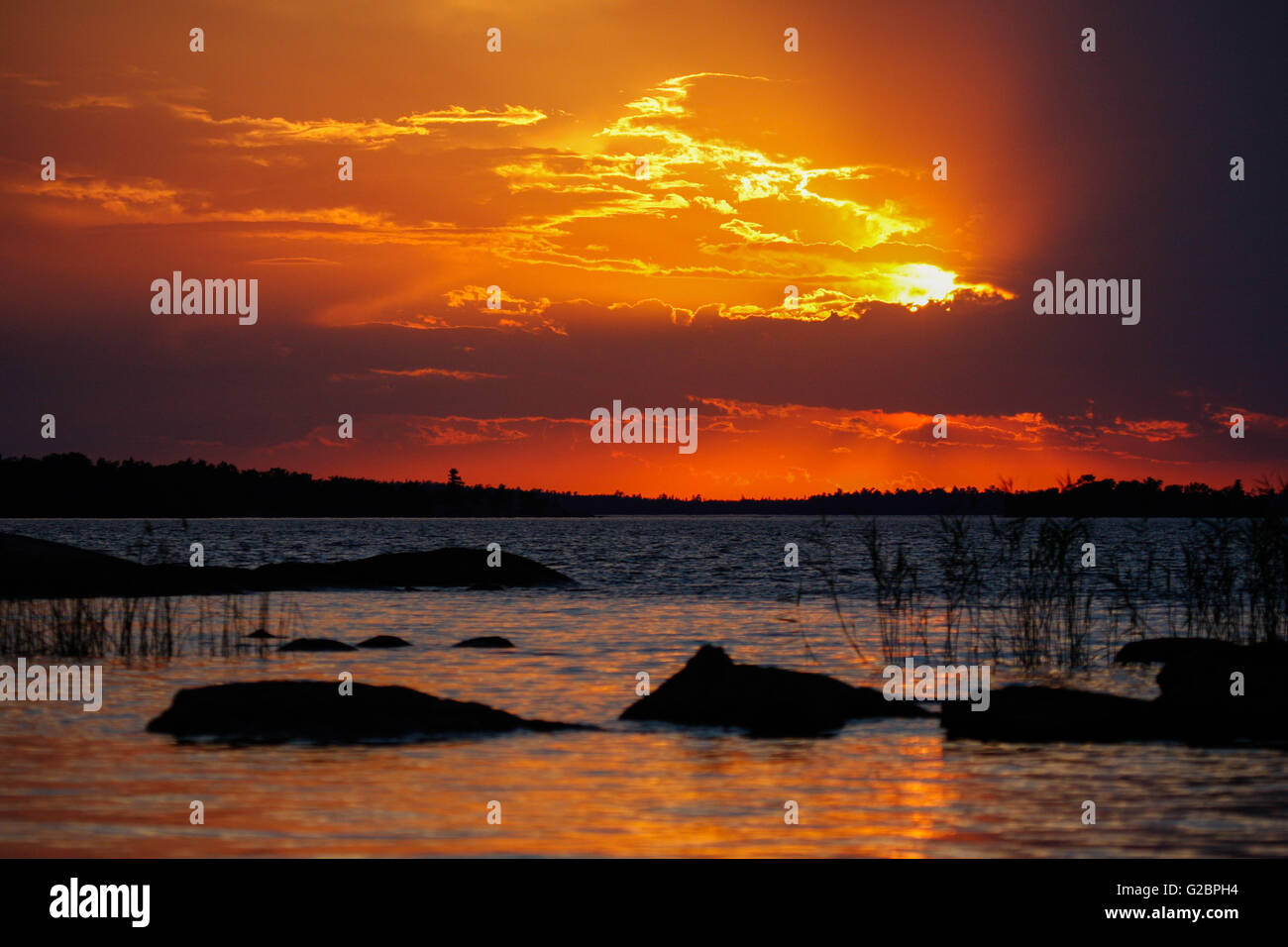 Spettacolare nella tarda estate del tramonto sul Lago Kabetogama, Parco nazionale Voyageurs, Minnesota, Stati Uniti d'America Foto Stock
