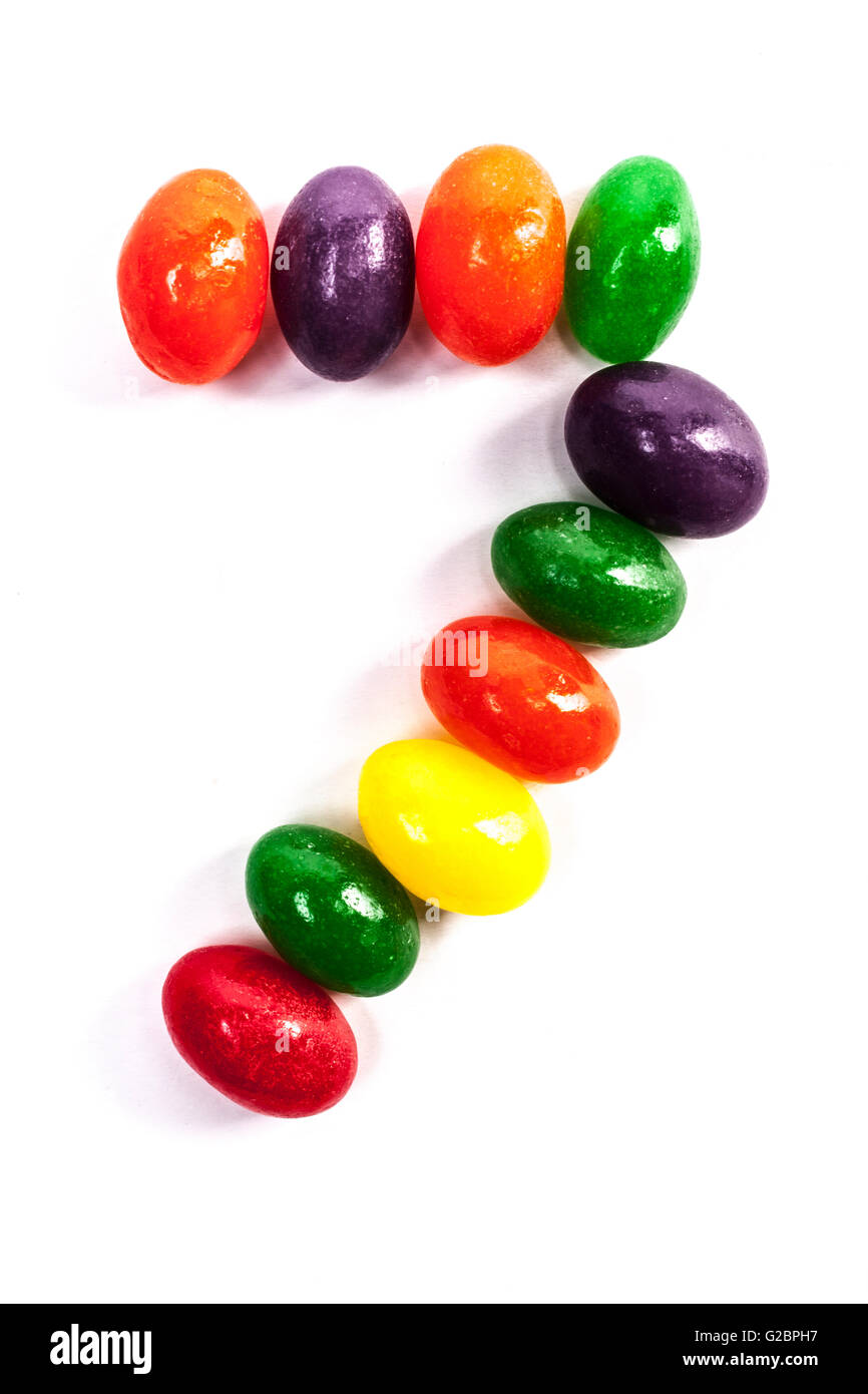 Numero 7 di caramelle isolato su sfondo bianco con ombra Foto Stock
