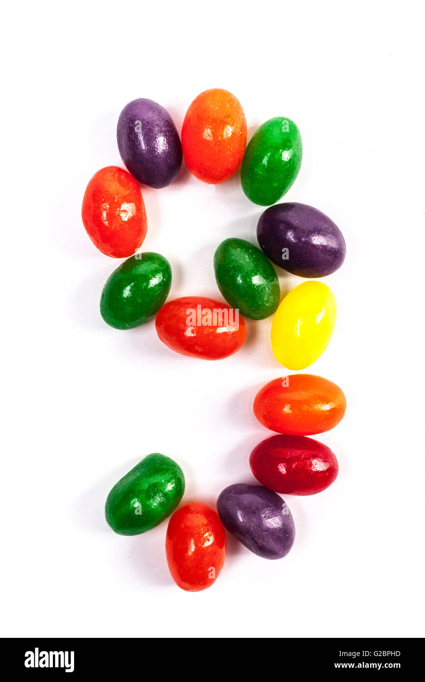 Numero 9 realizzato da caramelle isolato su sfondo bianco con ombra Foto Stock