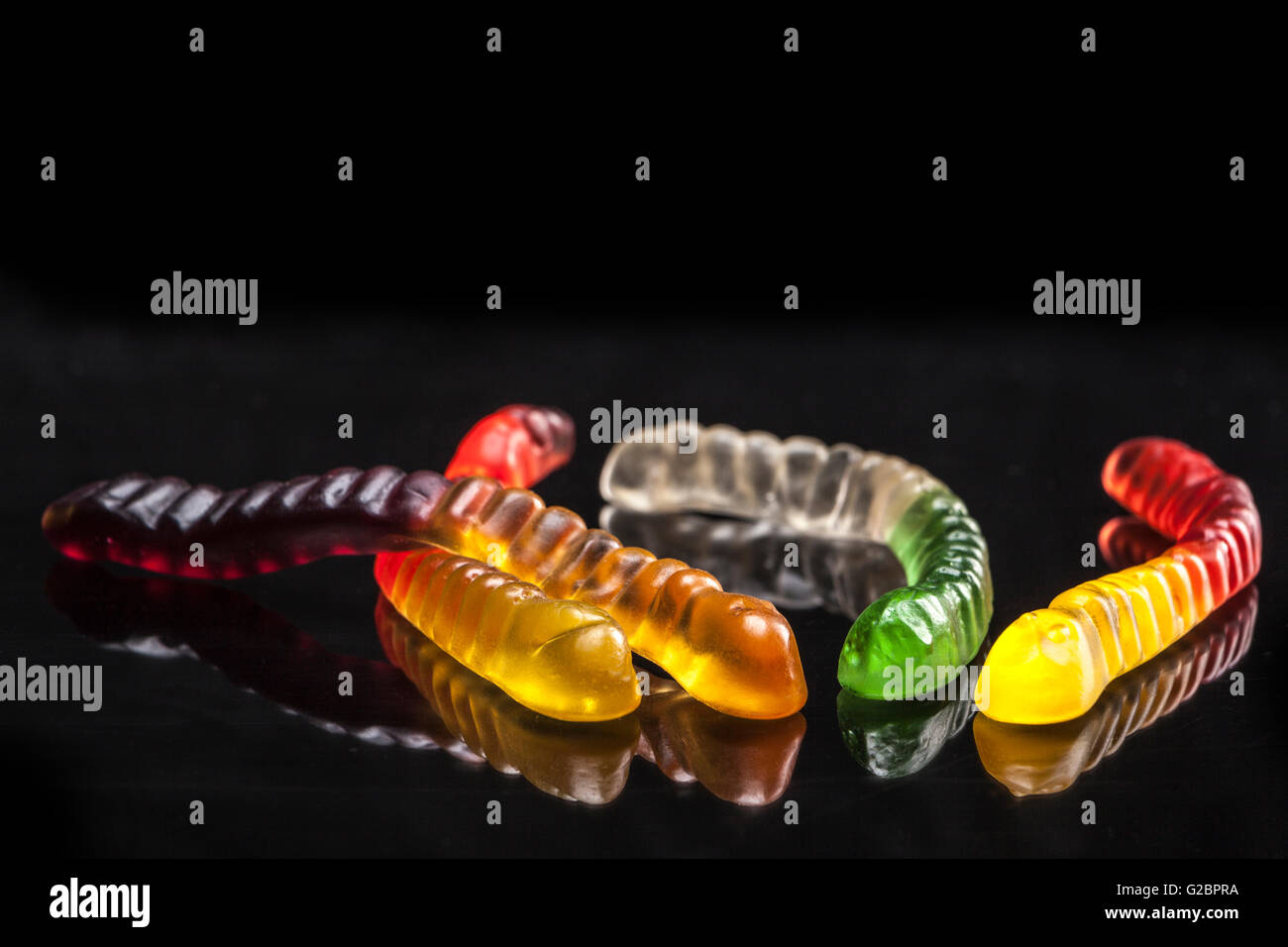 Jelly isolati su sfondo nero con riflessione Foto Stock