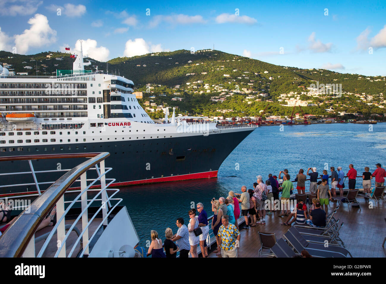 I passeggeri di crociera di ottenere una vista ravvicinata della Queen Mary 2 Cunard nave da crociera, Charlotte Amalie, san Tommaso, Isole Vergini Americane Foto Stock