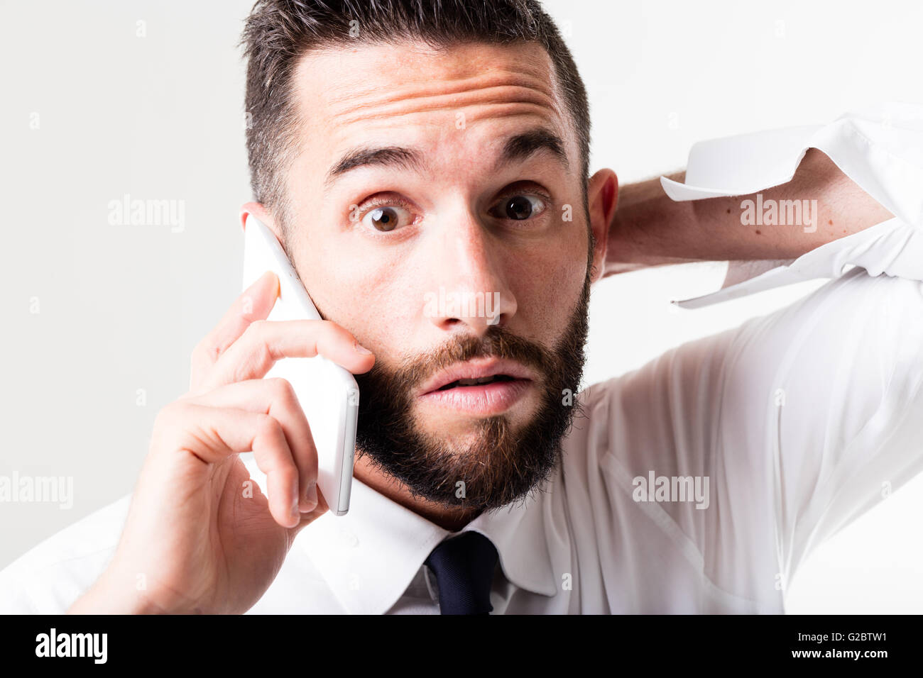 Imprenditore sorpreso su un telefono cellulare Foto Stock