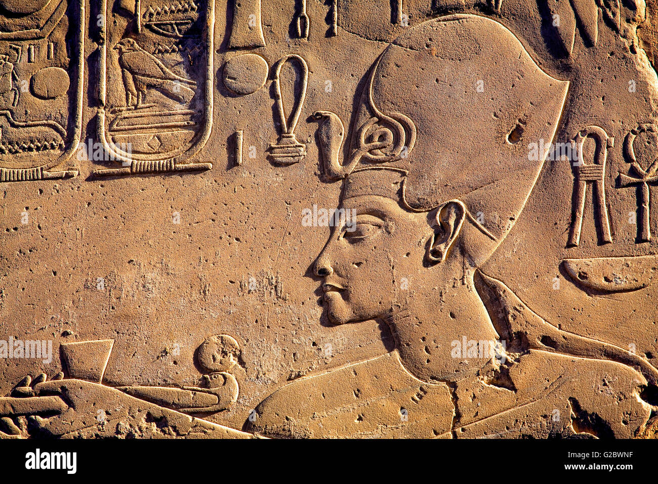 Bassorilievo sulla parete nel tempio di Luxor Foto Stock