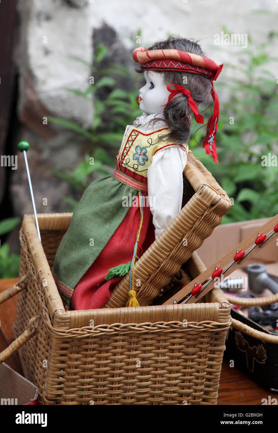 La bambola nel cestello in una fattoria d'aste Foto Stock
