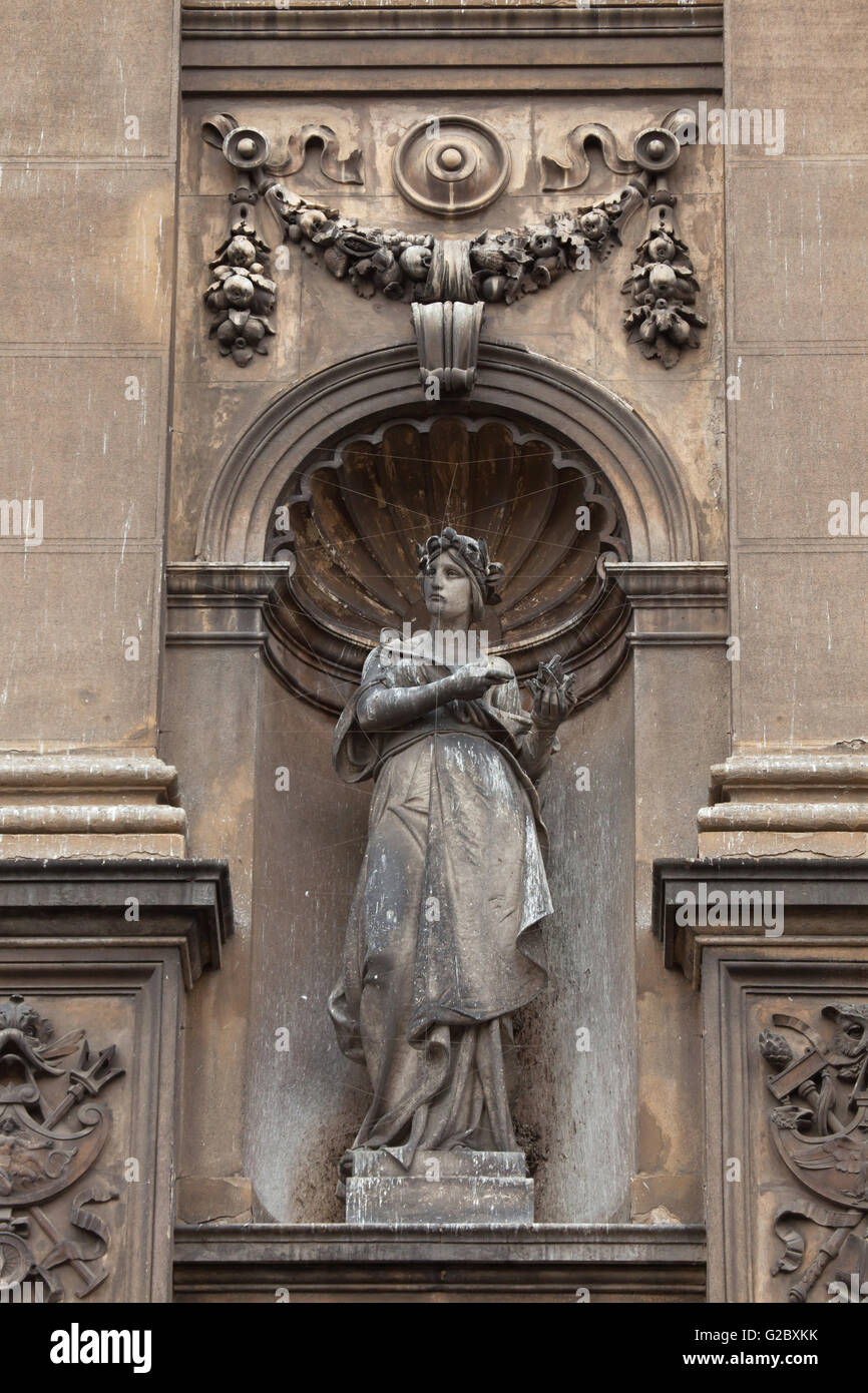 Giovane donna holding crystal drusi. Statua ricoperta di escrementi sulla facciata est del Museo Nazionale in piazza Wenceslas Squ Foto Stock
