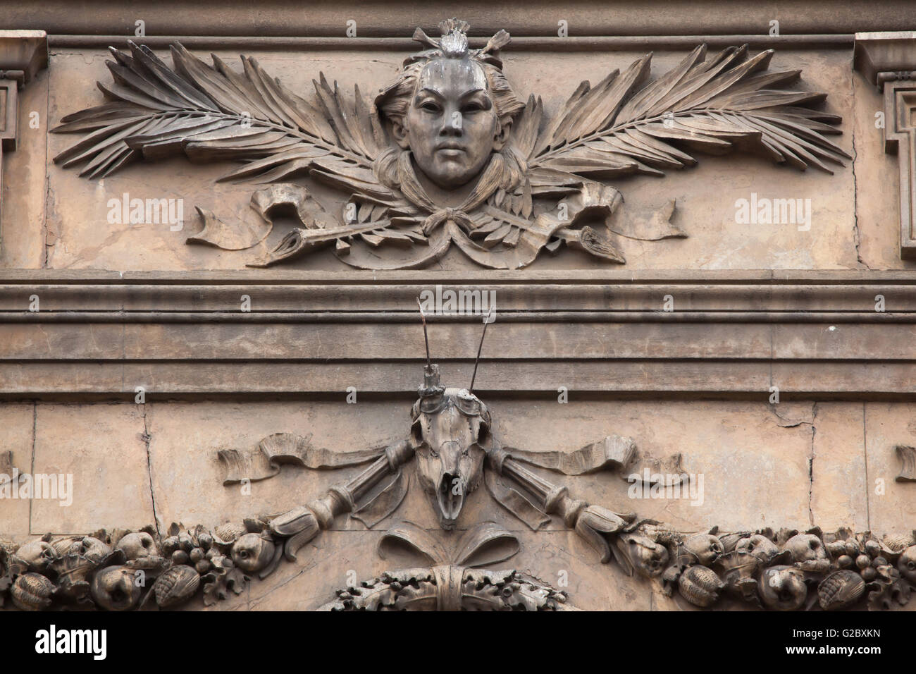 Mascheroni fiancheggiata con foglie di palma e il cornuto cranio animale raffigurato sulla facciata est del Museo Nazionale in Piazza Venceslao Foto Stock