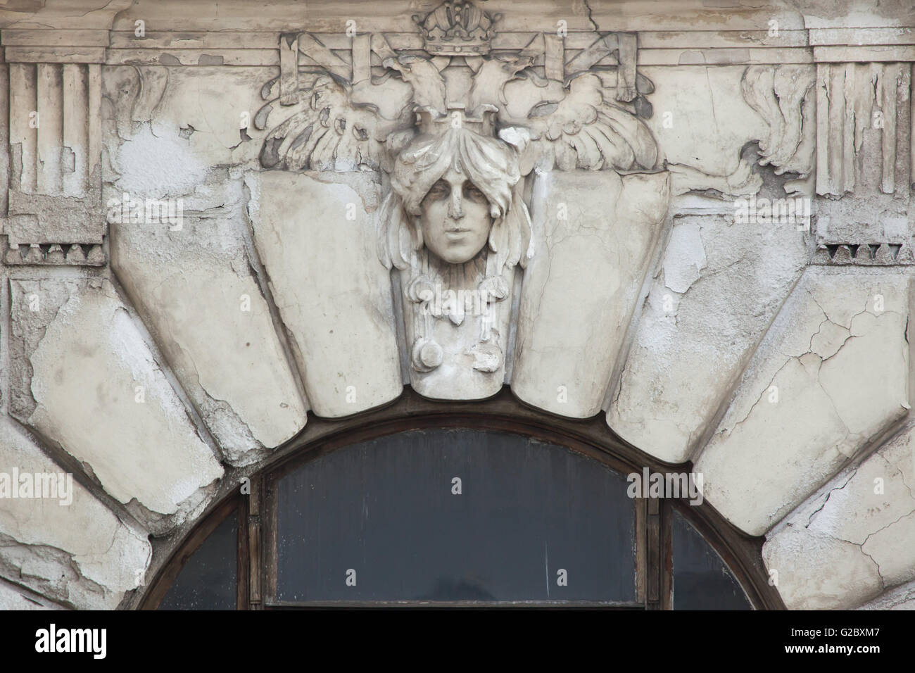 Mascheroni allegorici dedicato alle Ferrovie austriache in un edificio Art Nouveau della principale stazione ferroviaria di Praga, Repubblica Ceca Foto Stock