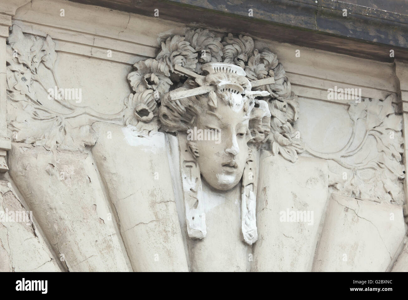 Mascheroni allegorici dedicato alle Ferrovie Giapponesi in un edificio Art Nouveau della principale stazione ferroviaria di Praga, Repubblica Ceca Foto Stock