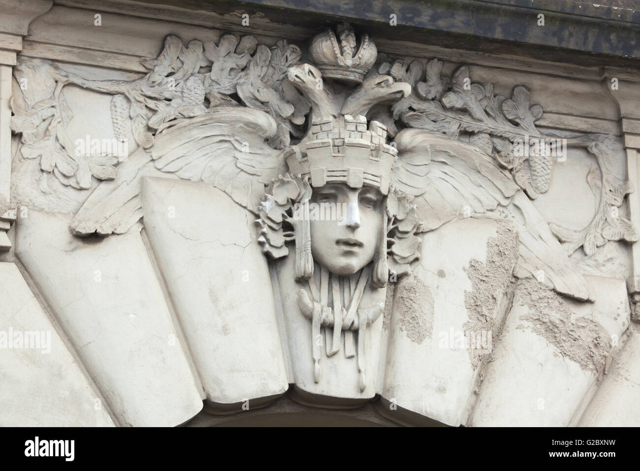 Mascheroni allegorici dedicato alle Ferrovie Russe in un edificio Art Nouveau della principale stazione ferroviaria di Praga, Repubblica Ceca Repu Foto Stock