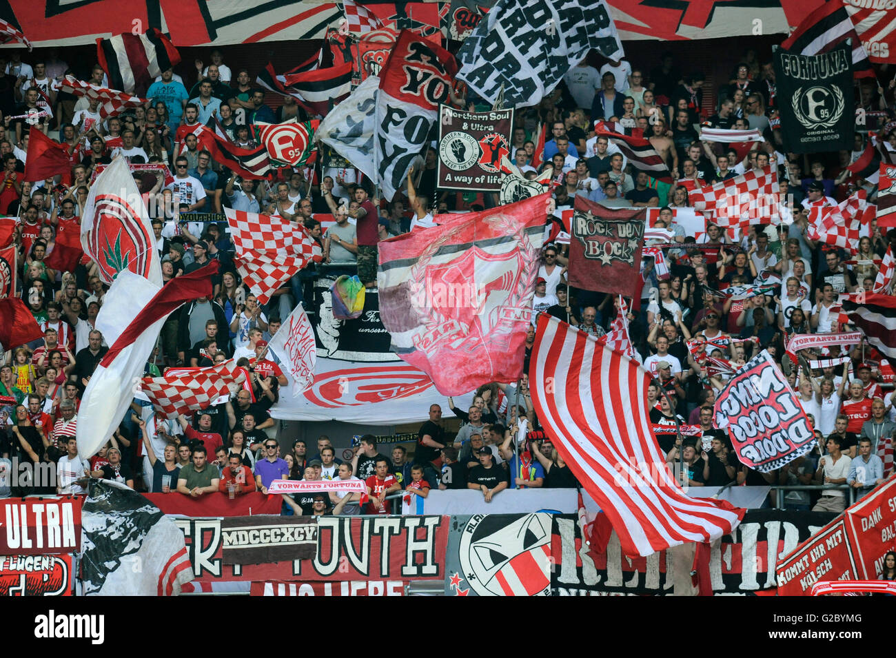 Blocco della ventola di Fortuna gli ultras in Duesseldorf's Esprit Arena, Düsseldorf, Renania, Renania settentrionale-Vestfalia, Germania Foto Stock