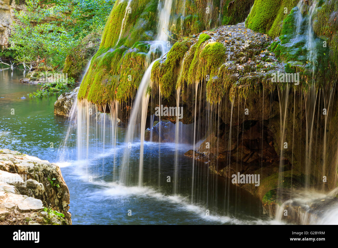 Bigar cascata in estate. Foto Stock