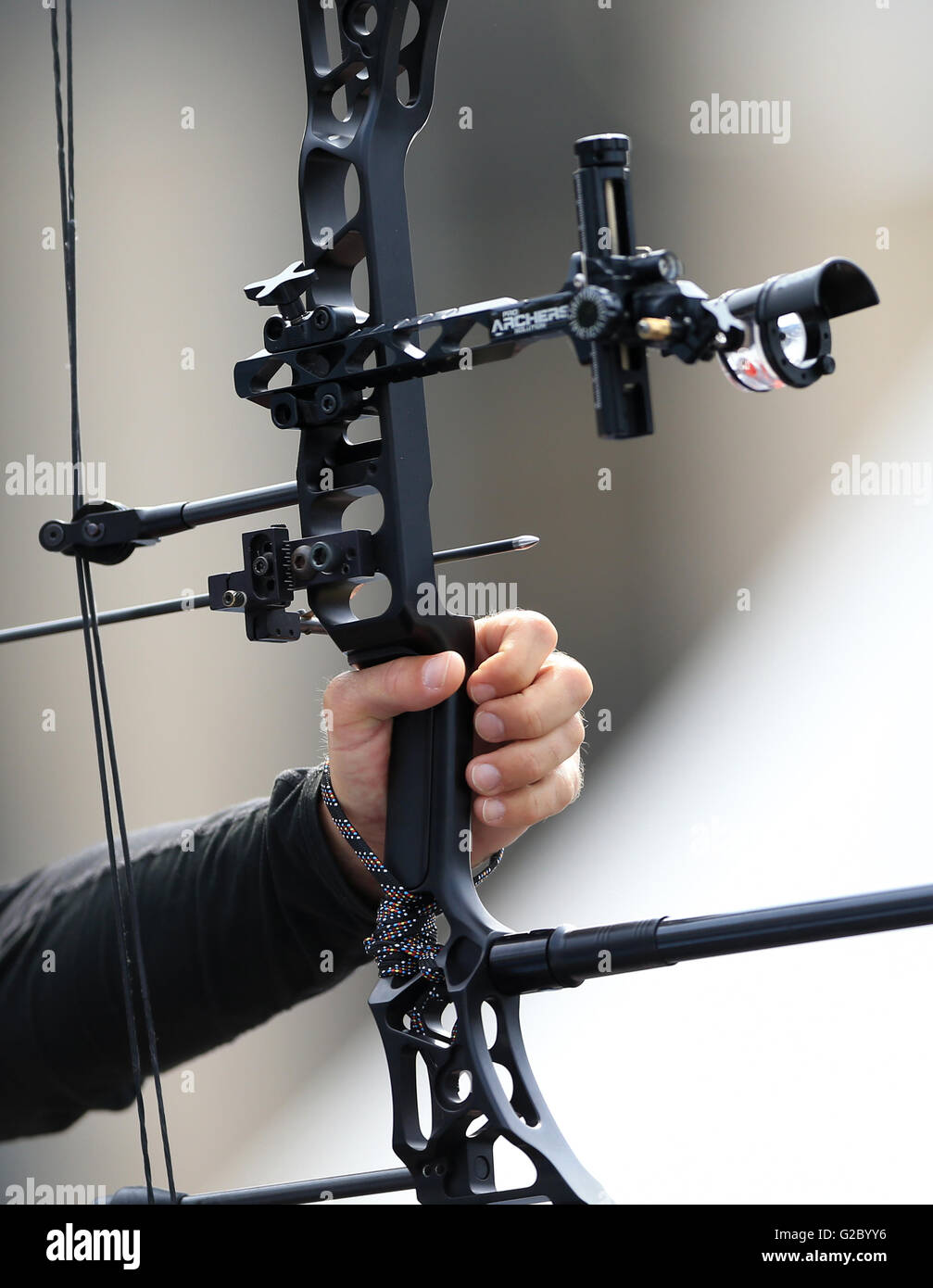 Una freccia pronto a far fuoco da un arco durante il tiro con l'arco europeo Championships 2016 nella piazza del mercato di Nottingham. Foto Stock