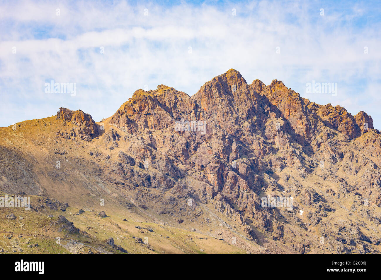 Teleobiettivo con vista dettagliata del Rocky Mountain peak e frastagliata cresta. Terreni estremi del paesaggio ad alta altitudine sulle Alpi, Italia. Foto Stock