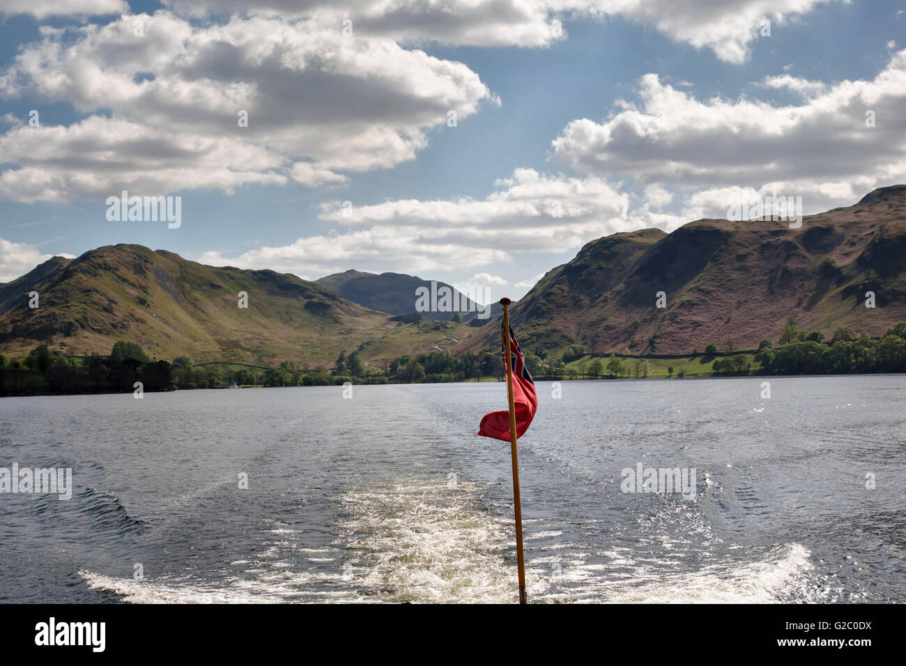 Ullswater (nel distretto del Lago), Cumbria, Regno Unito. Vista verso Howtown, Helvellyn e Glenridding Foto Stock