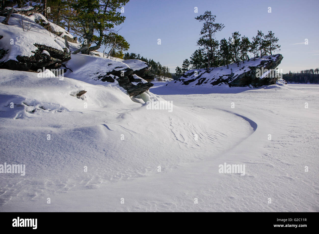 Vento invernale derive la neve intorno alle isole robusto sul lato est del lago Namakan, Parco nazionale Voyageurs. Foto Stock