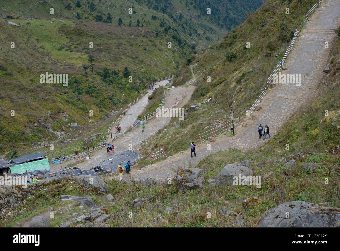 Pellegrini sulla via di Kedarnath tempio, Garhwal Himalaya, Uttarakhand, India Foto Stock