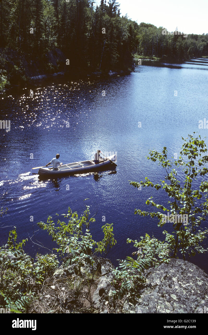 Una canoa capi su Ek lago nel Parco nazionale Voyageurs Foto Stock
