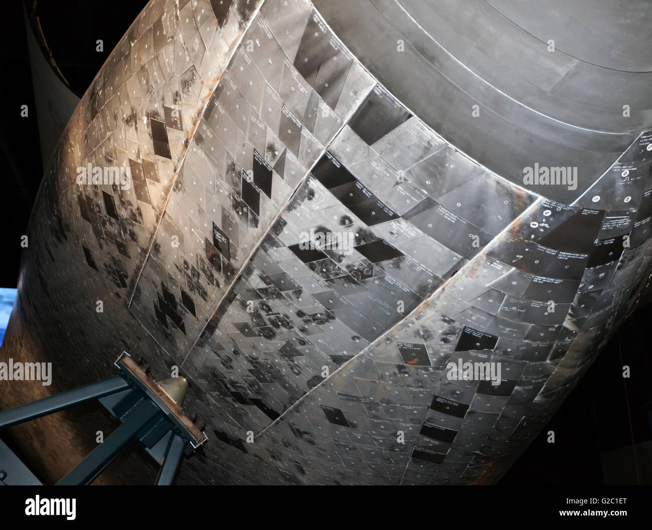 Una vista della parte inferiore dell'Orbiter Atlantis che mostra le piastrelle di silice che ha impedito il surriscaldamento del veicolo sulla re-entry. Foto Stock