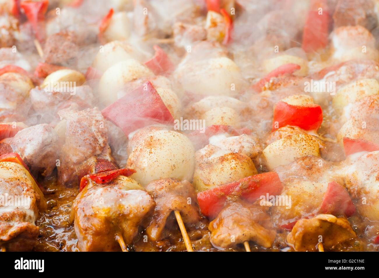 Barbecue shish kebab con carne, peperoni rossi, pomodori e zucchine Foto Stock