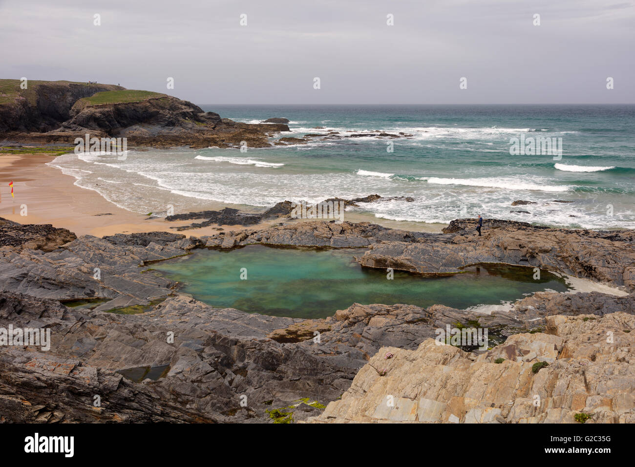 Grande roccia color turchese piscina e costa a Constantine Bay, sulla North Cornish Coast vicino a Padstow. Foto Stock