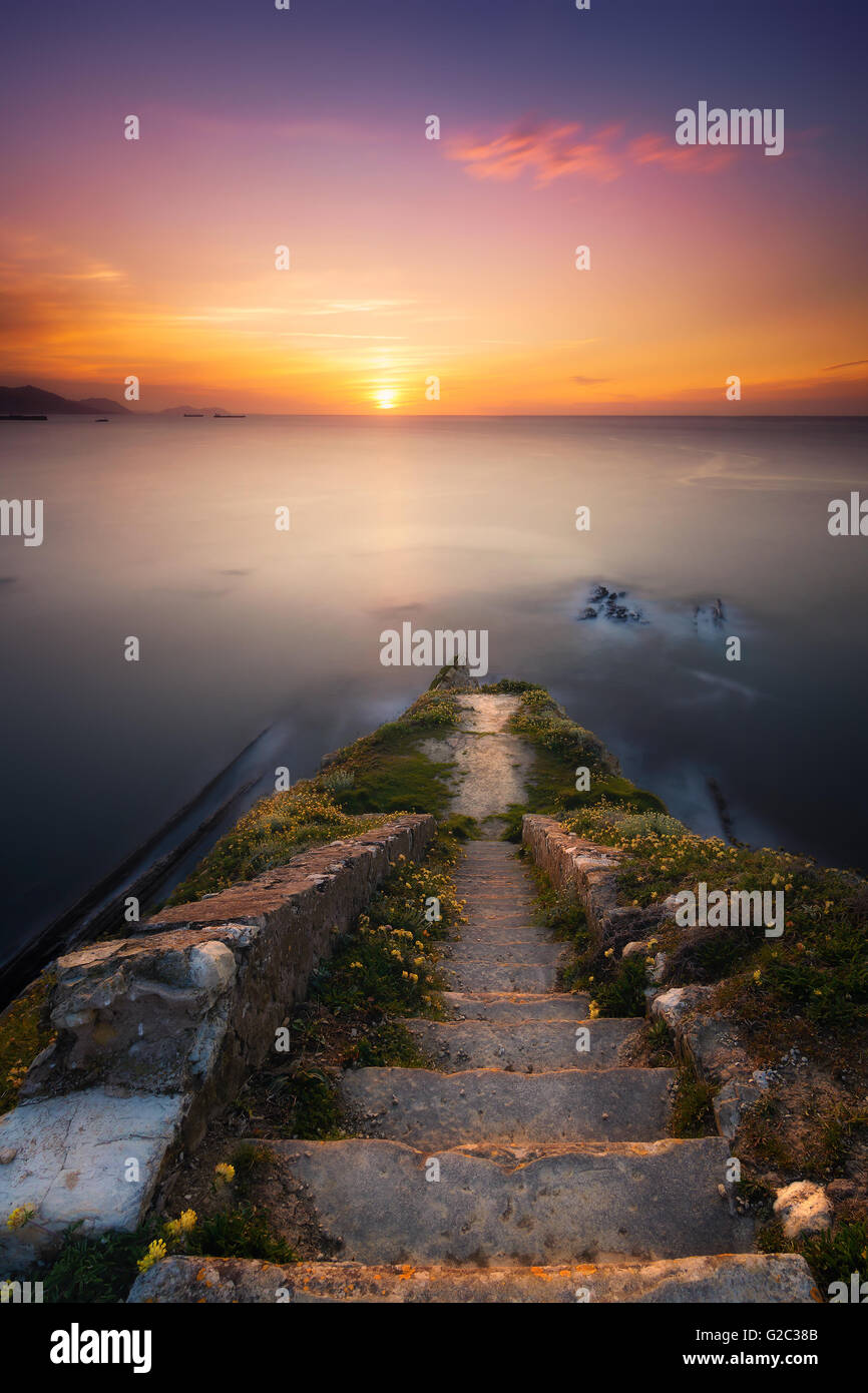 Scale di pietra fino al mare Foto Stock