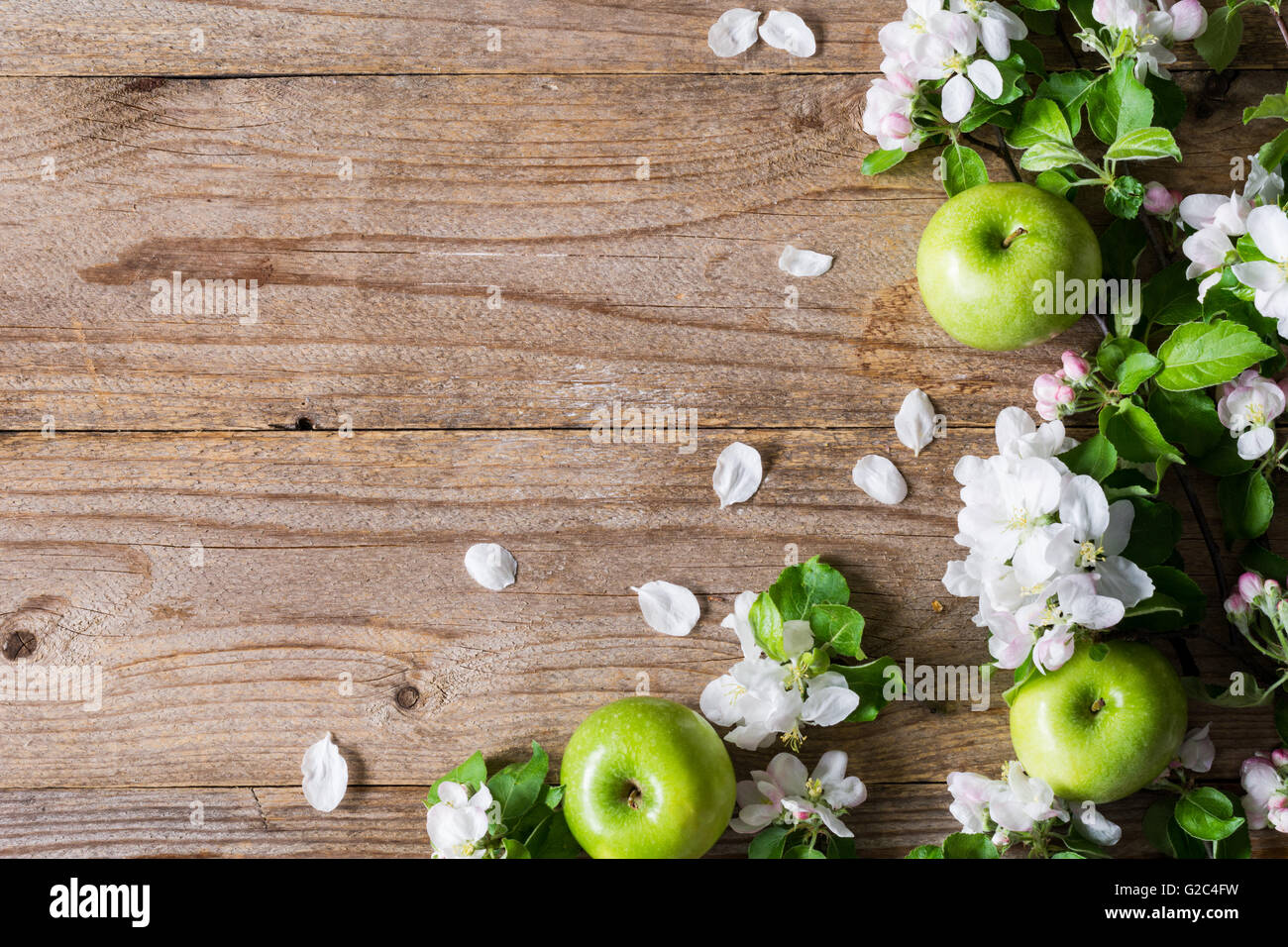 Sfondo di legno con Apple Blossom fiori. Fiori e verde mela su legno rustico sfondo. Copia spazio per il testo Foto Stock