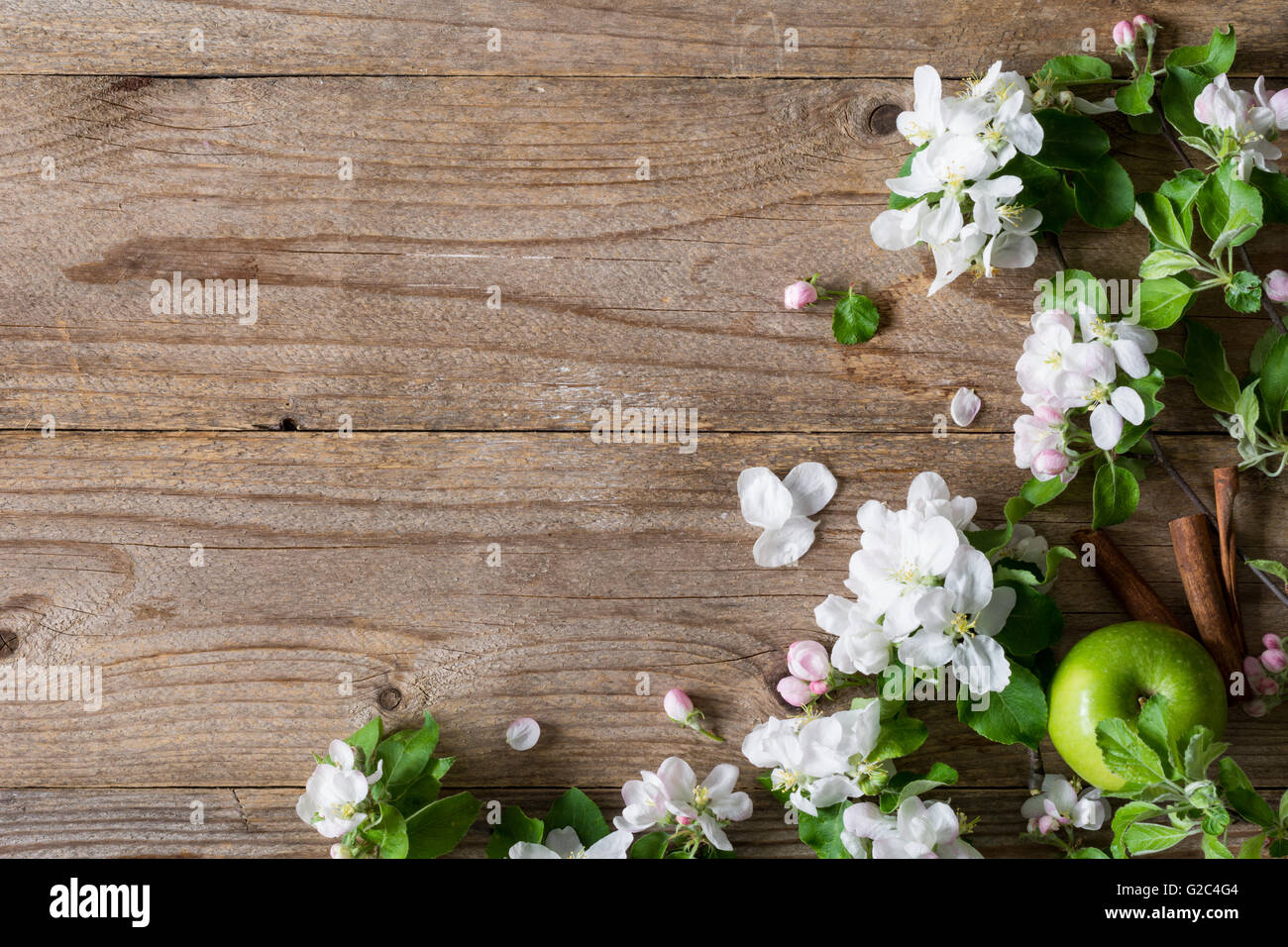 Sfondo di legno con Apple Blossom fiori. Fiori e verde mela su legno rustico sfondo. Copia spazio per il testo Foto Stock