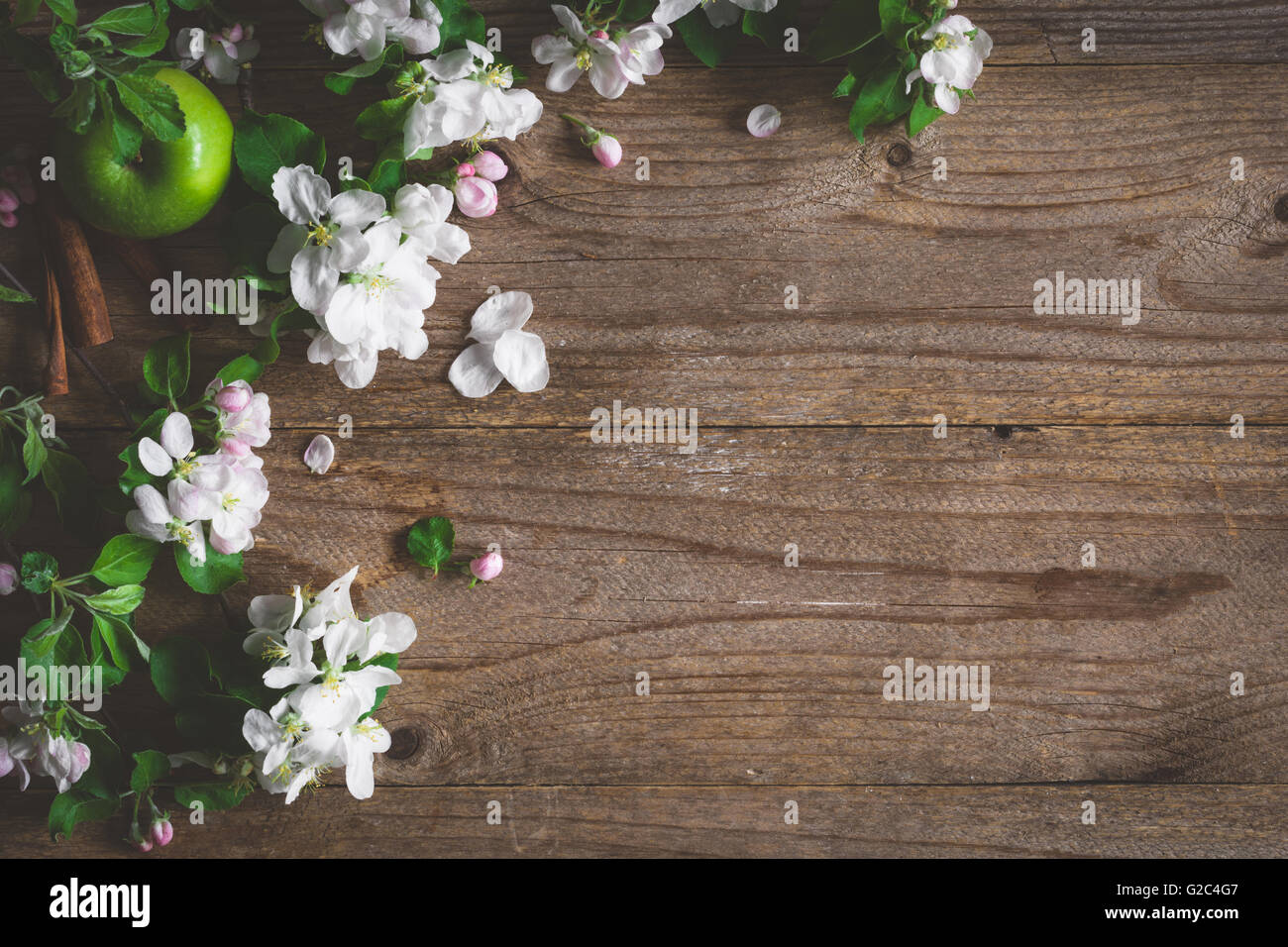 Sfondo di legno con Apple Blossom fiori. Fiori e verde mela su legno rustico sfondo. Copia spazio per il testo Foto Stock